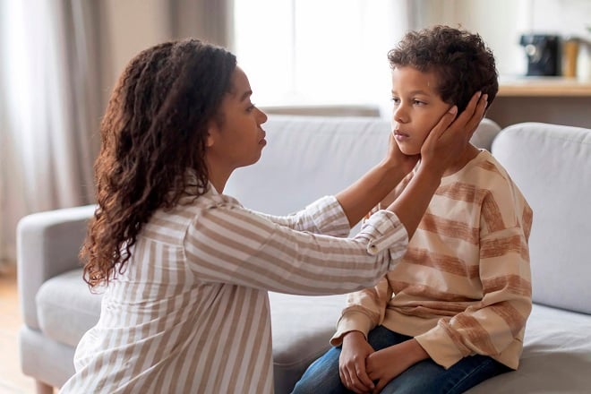 Maman réconfortant son enfant 