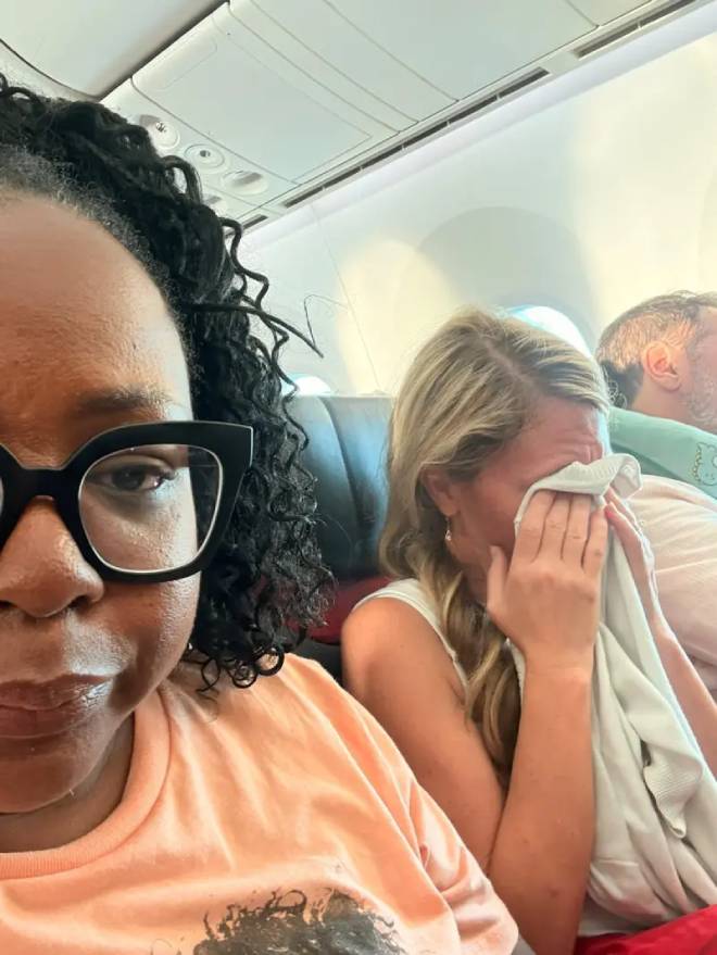 La blogueuse Tomiko Harvey dans un avion &agrave; c&ocirc;t&eacute; de sa voisine en pleurs