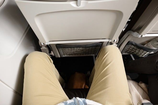 Passager assis dans l'avion avec espace restreint
