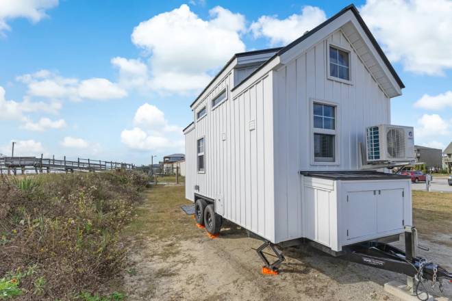 Vue arri&egrave;re de la tiny house Petite Pelican