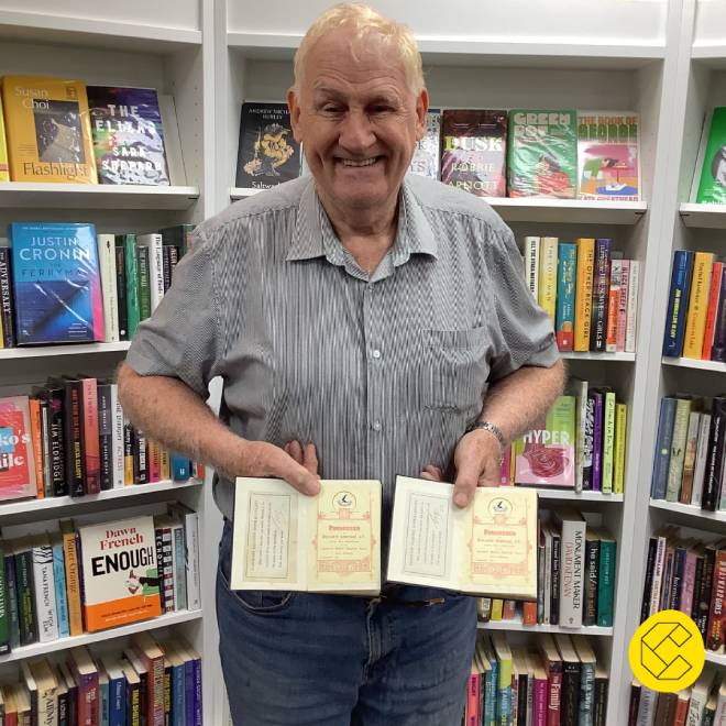 Peter O'Sullivan restituant deux livres &agrave; la biblioth&egrave;que emprunt&eacute;s il y a 116 ans