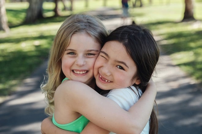 Petites filles amies se serrant dans les bras