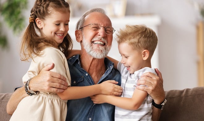 Grand-père avec ses deux petits-enfants souriant