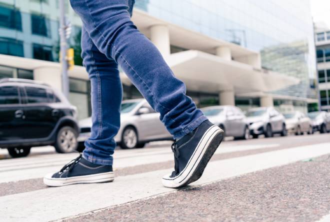 Homme traversant un passage pi&eacute;ton