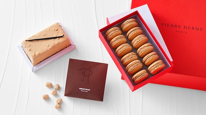 un cake vanille, des chocolats et des macarons Pierre Hermé