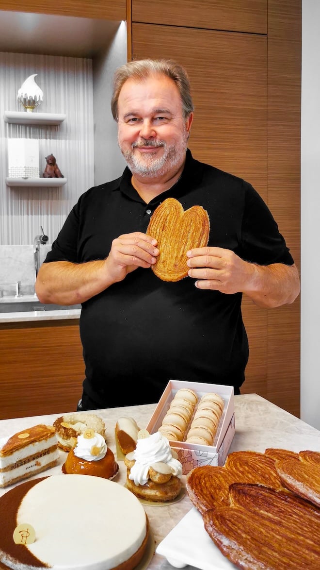 le chef pâtissier Pierre Hermé avec ses créations à la vanille
