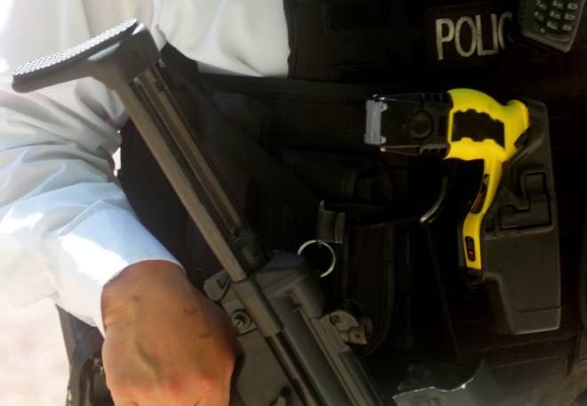 Policier avec arme et taser