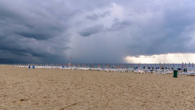 Plage sous la pluie