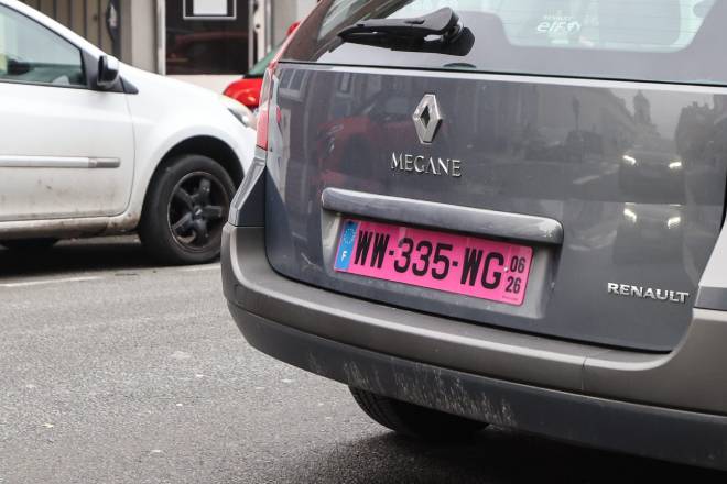 V&eacute;hicule avec plaque d'immatriculation rose