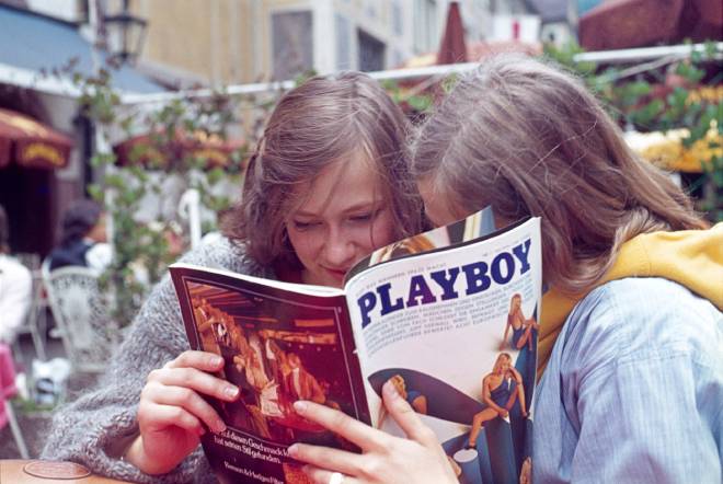 Filles lisant un magazine Playboy