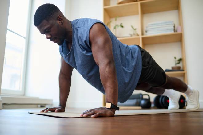Jeune homme afro-américain faisant des pompes