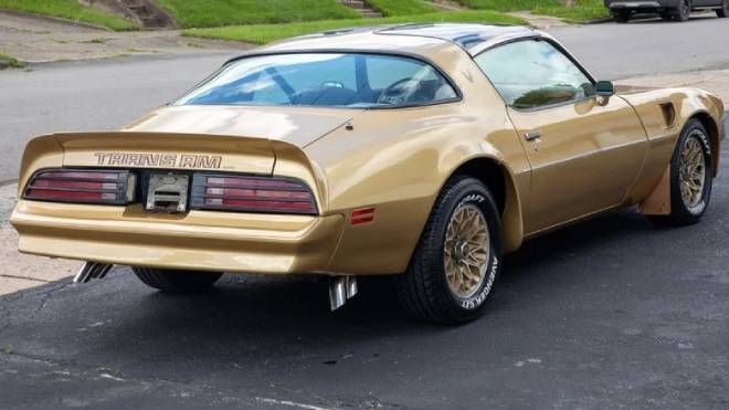 La Pontiac Trans Am Esprit dor&eacute;e vue de derri&egrave;re