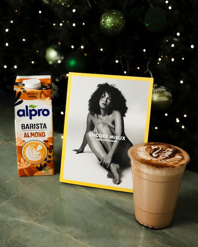 boisson v&eacute;g&eacute;tale alpro et couverture du livre de Lena Situations