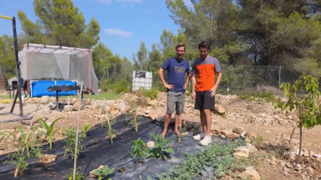 Diego Revuelta et Emilio dans son potager