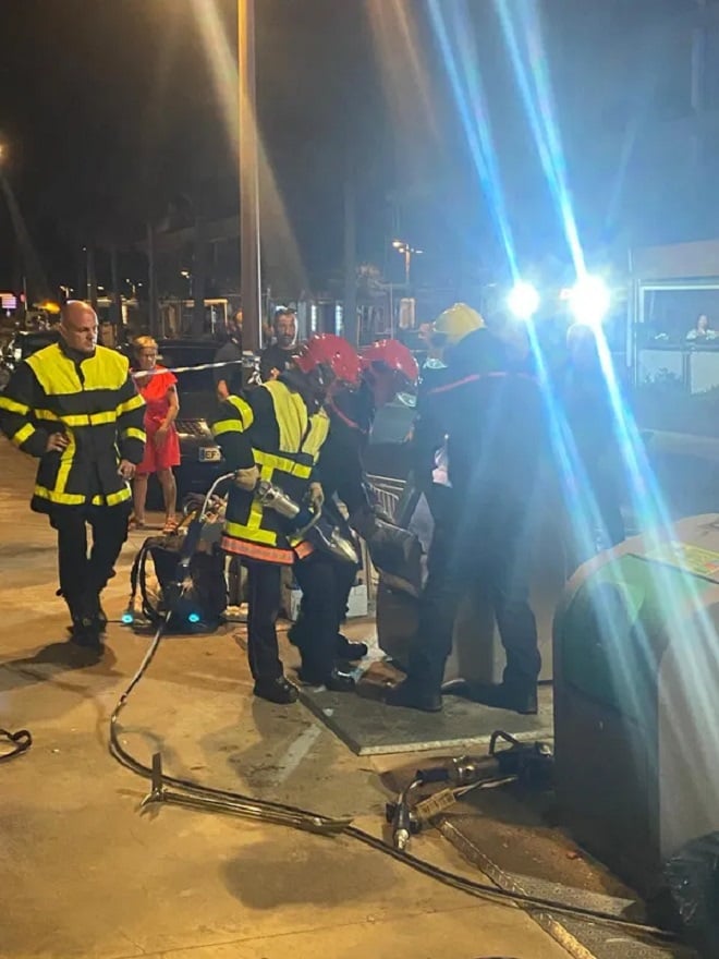 Pompiers intervenant sur une poubelle enterrée