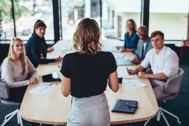 Femme d'affaires s'adressant &agrave; ses coll&egrave;gues lors d'une r&eacute;union