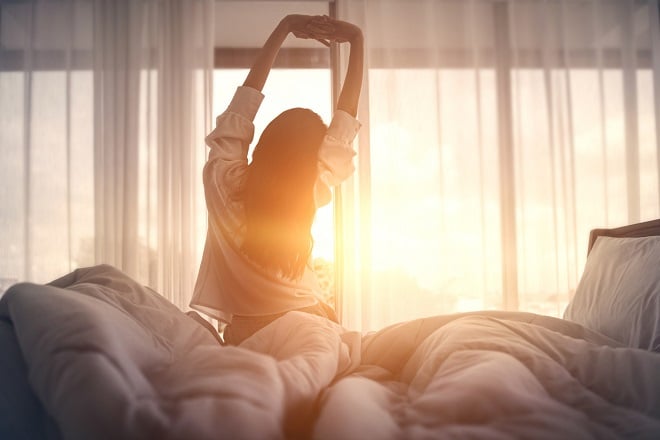 Femme s'étirant en se réveillant