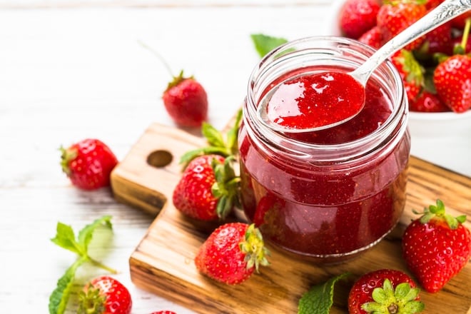 un pot de confiture de fraises