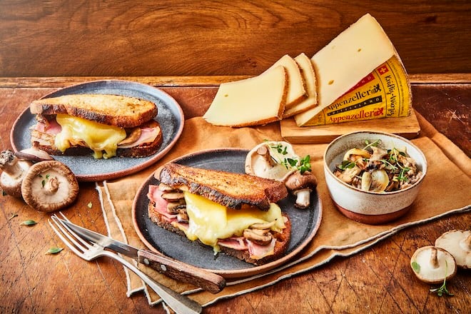 croque-monsieur au fromage fondu et champignons