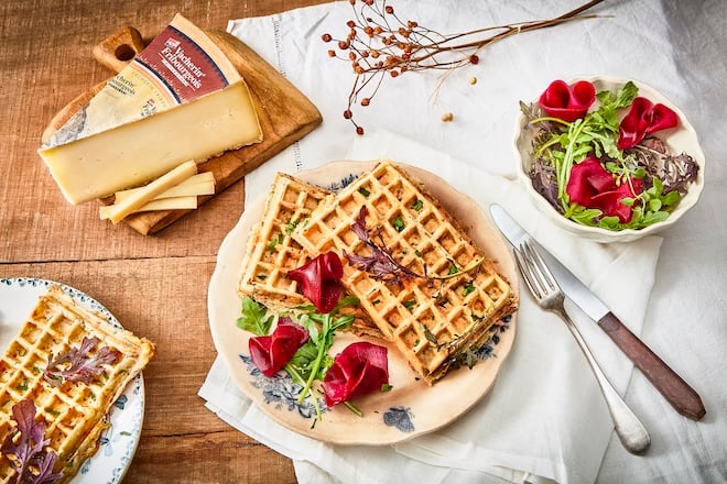 gaufres salées au fromage et jeunes pousses