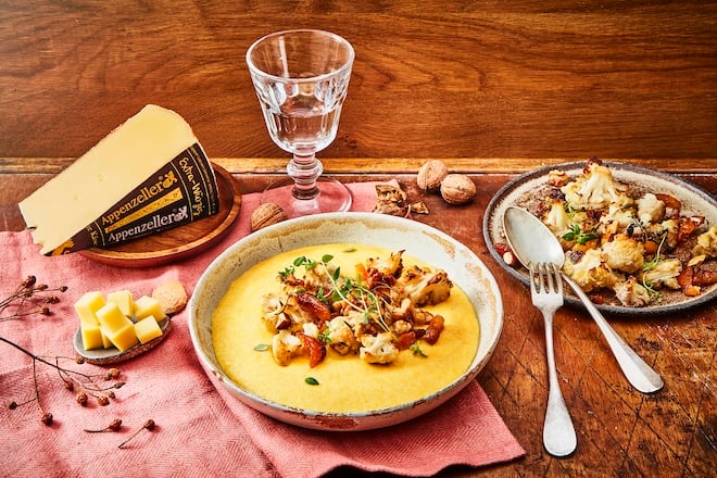 assiette de polenta crémeuse au chou-fleur rôti