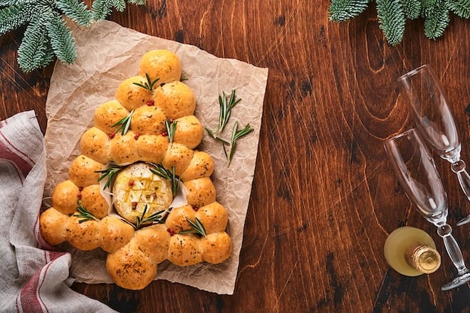 sapin de noël en choux au fromage et camembert rôti