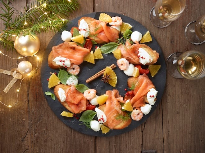 couronne de toasts festifs au saumon, crevettes et épices de Noël