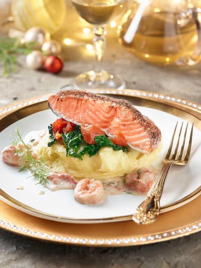 pavé de saumon sur une purée et des épinards