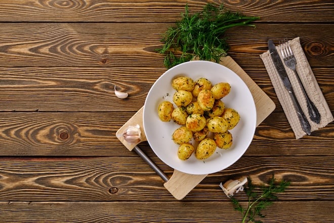 pommes de terre rôties dans une assiette