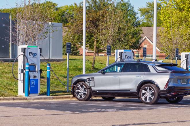 Voiture se rechargeant &agrave; une borne &eacute;lectrique
