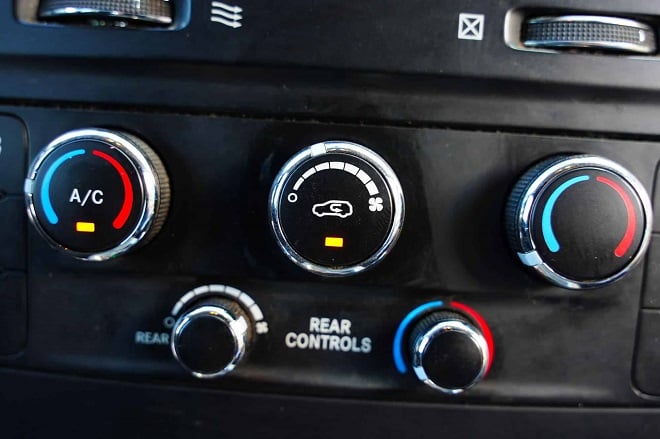 Bouton de recyclage de l'air dans une voiture
