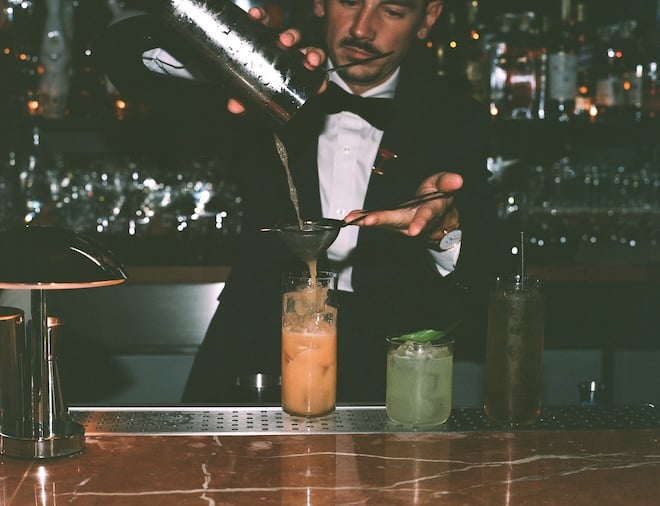 barman réalisant des cocktails