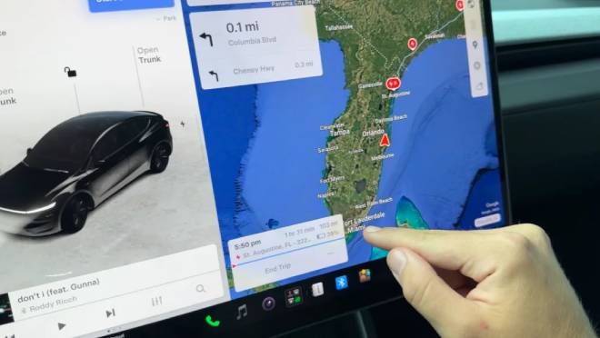 Le Youtubeur Nico Grigg pr&eacute;parant un road trip dans une Tesla avec la conduite autonome