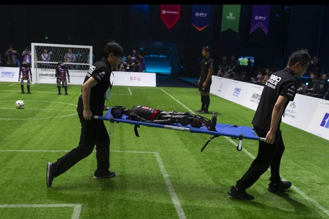 Match de foot de robots humanoïdes