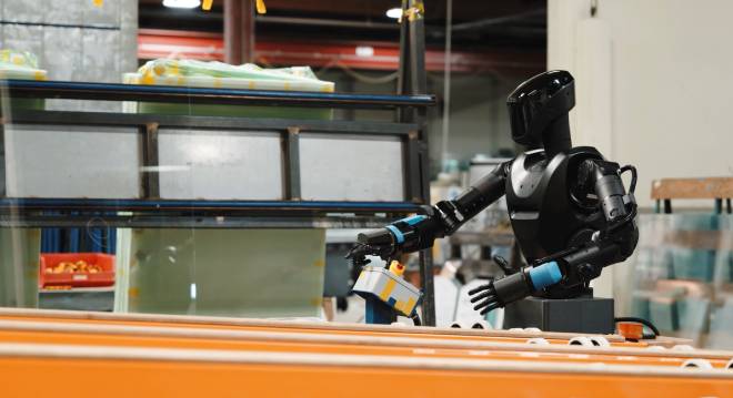 Robot humano&iuml;de effectuant une t&acirc;che