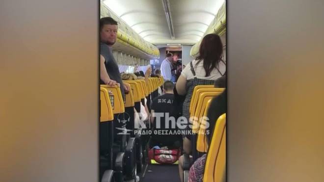 Passagers et secours dans un avion Ryanair