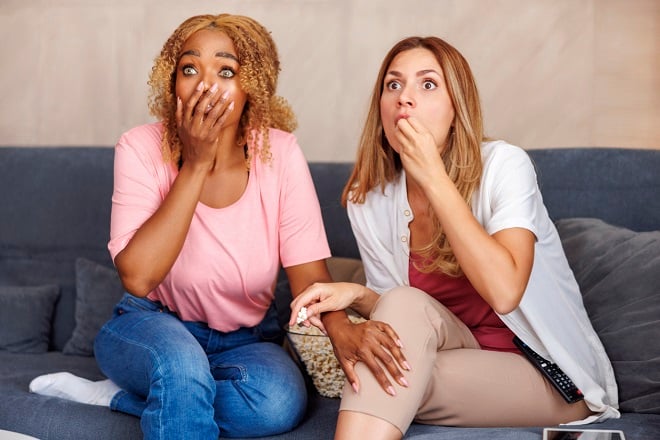 Amies regardant un film d'horreur à la télé