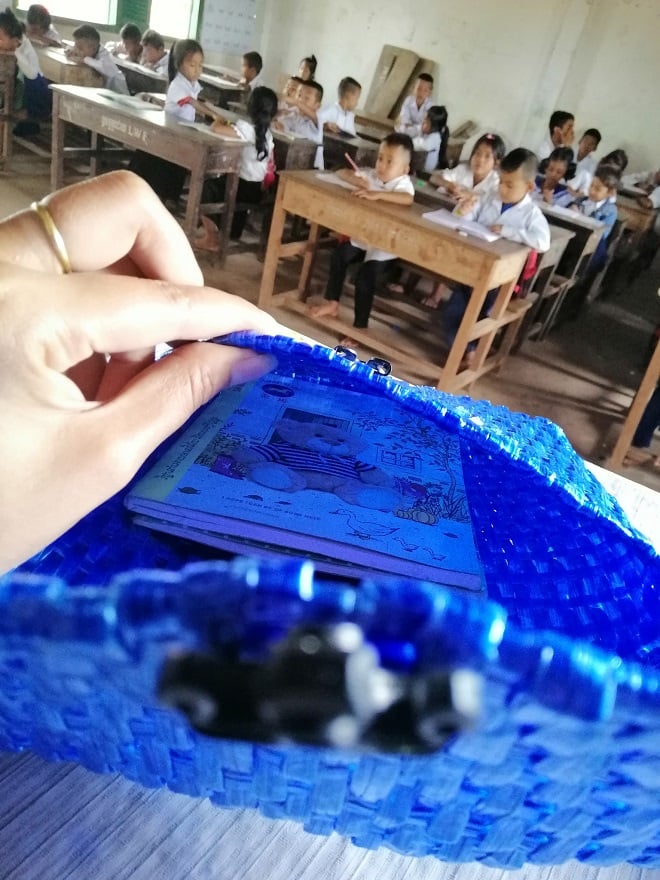 Sac à dos bleu tissé à la main avec livres à l'intérieur