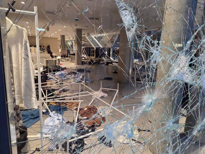 Vitrine d'une boutique saccag&eacute;e &agrave; Lyon