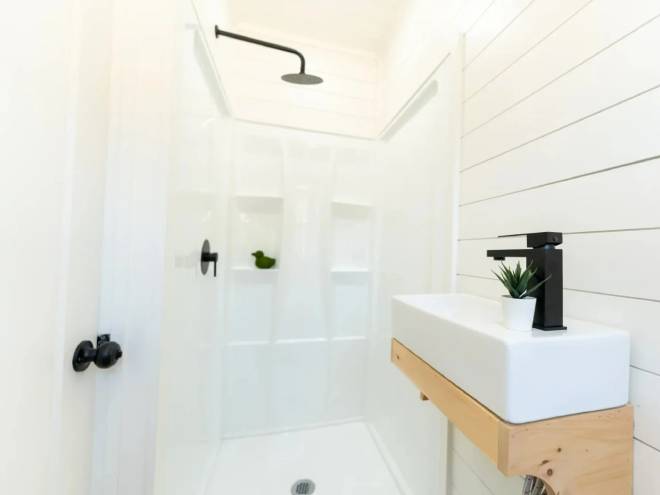 Salle de bain dans la tiny house Dragon Tiny Homes