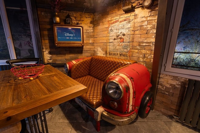 Salon Disney du Airbnb Serris