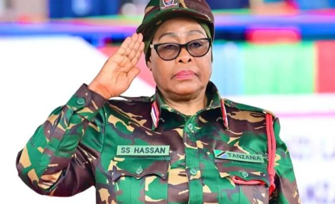 Samia Suluhu Hassan faisant un salut militaire