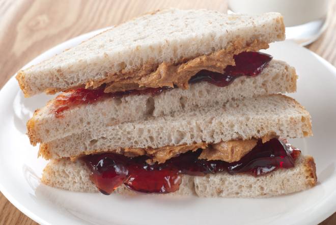 Sandwich au beurre de cacahu&egrave;te et confiture