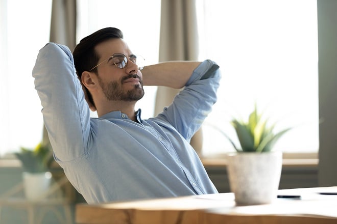 Homme paisible assis à son bureau