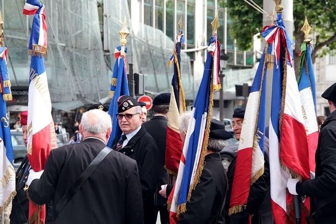 Anciens combattants portant le drapeau français