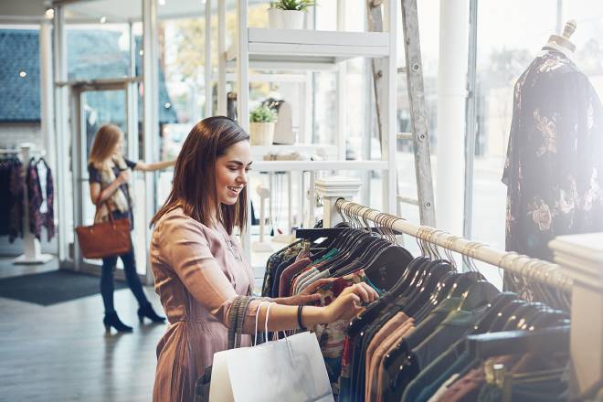 Jeune femme dans une boutique de v&ecirc;tements