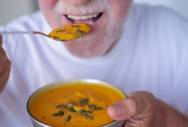 Retraité mangeant une soupe