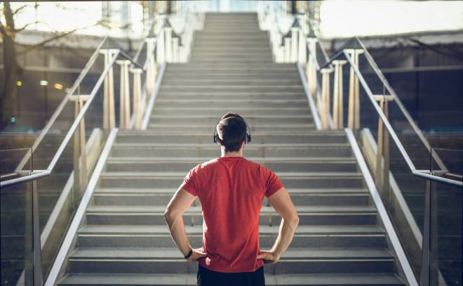 Homme sportif se pr&eacute;parant &agrave; la course dans les escaliers