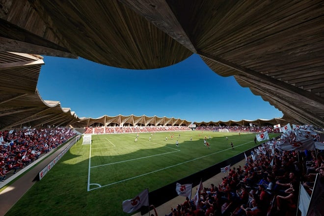 Stade de foot en bois au Japon