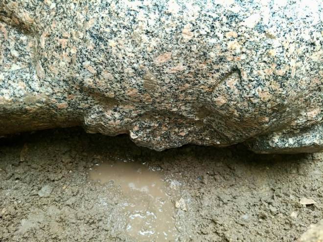 Gros plan sur la statue d'une t&ecirc;te de Rams&egrave;s II d&eacute;couverte en &Eacute;gypte 